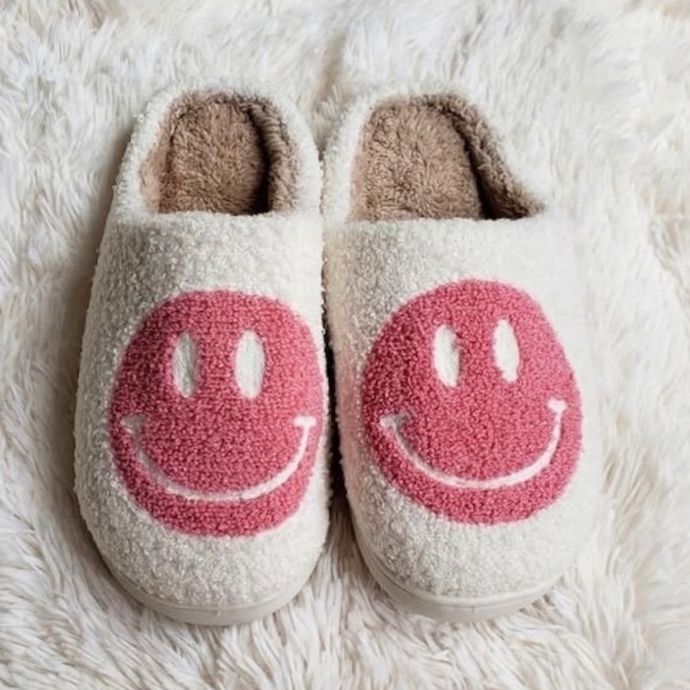 NEW SMILEY FACE SLIPPERS SHERPA COMFORTABLE PINK YELLOW PURPLE PREPPY CUTE SOFT